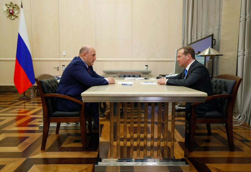 Михаил Мишустин и Дмитрий Медведев попали под санкции Великобритании