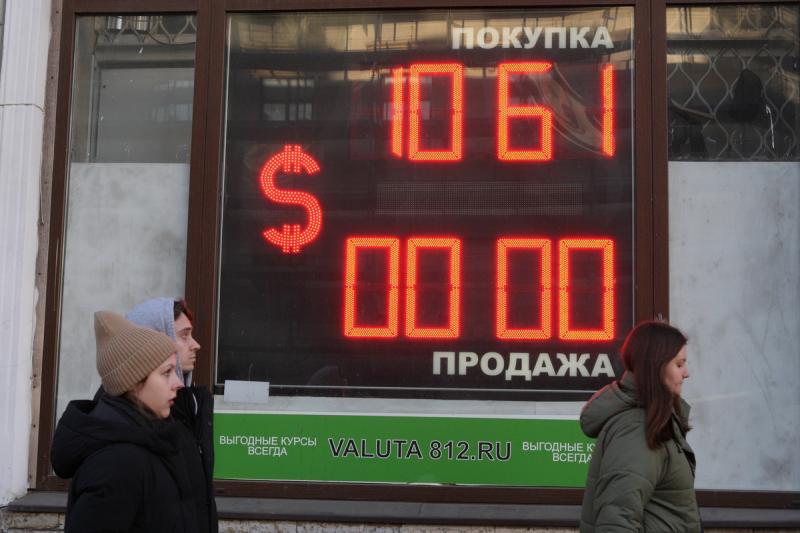 Евро и доллар теряют в стоимости на Московской бирже