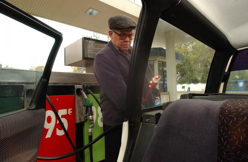 Цены на автомобильное топливо упали на Сахалине