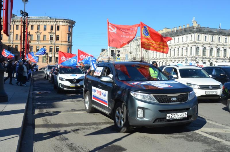 В автопробеге принимают участие порядка 200 машин