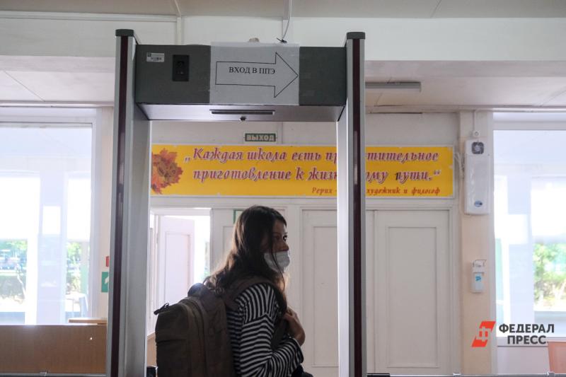 Позвонить на горячую линию могут не только школьники, но и их родители