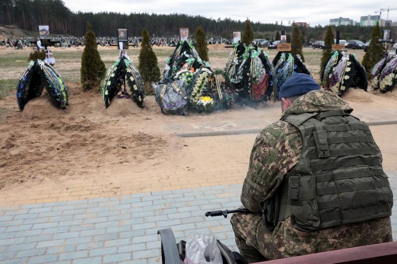 украинский военнослужащий на могилах сослуживцев