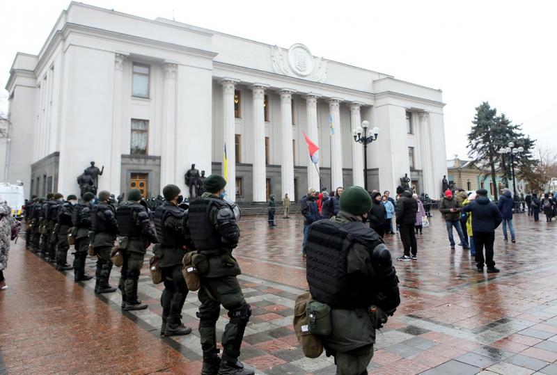 Украинские полицейские напротив здания Верховной рады