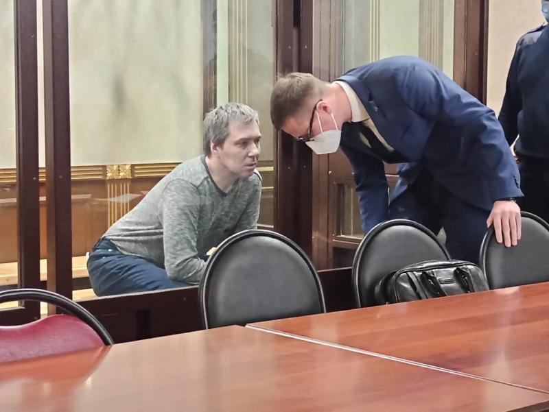 Попов общается с адвокатом в зале суда