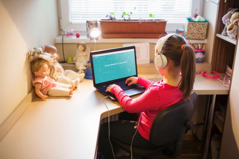Ребенок с компьютером