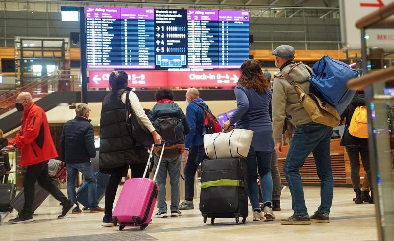 аэропорт, люди с чемоданами, табло