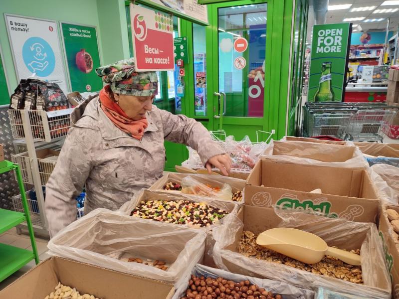Тюменские хозяйки закупаются ингредиентами для пасхальных куличей