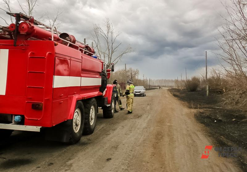 В Ишимском районе пожарные тушат пал сухой травы в сотне метров от деревень