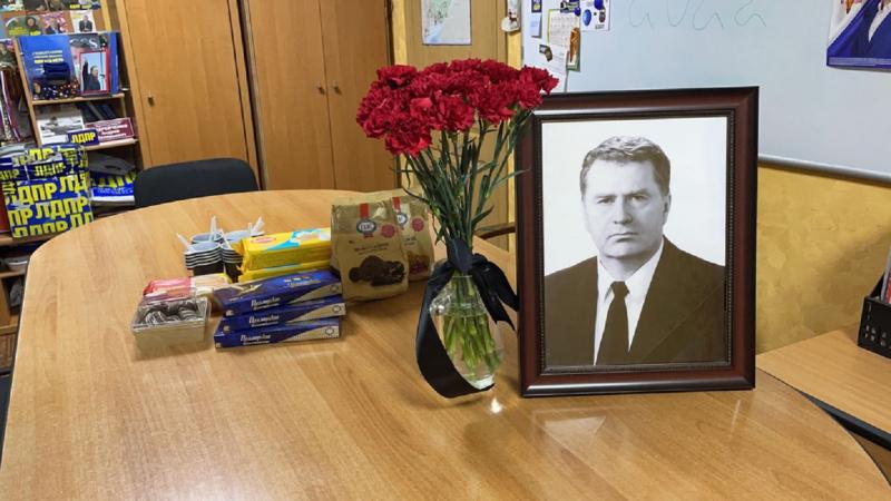 Приморцы несут цветы в отделение ЛДПР в память о Жириновском