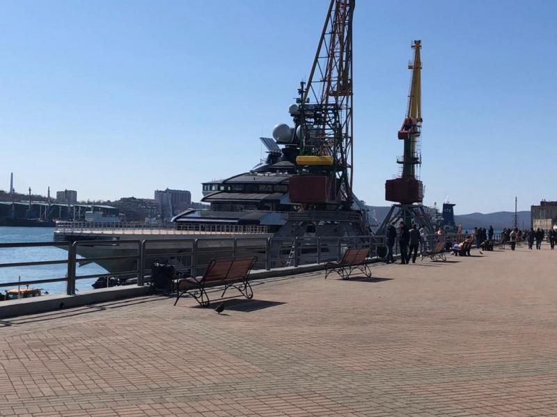 В какую стоимость обходится стоянка огромного судна во Владивостоке