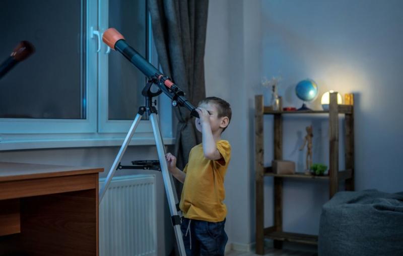 Дети с телескопом