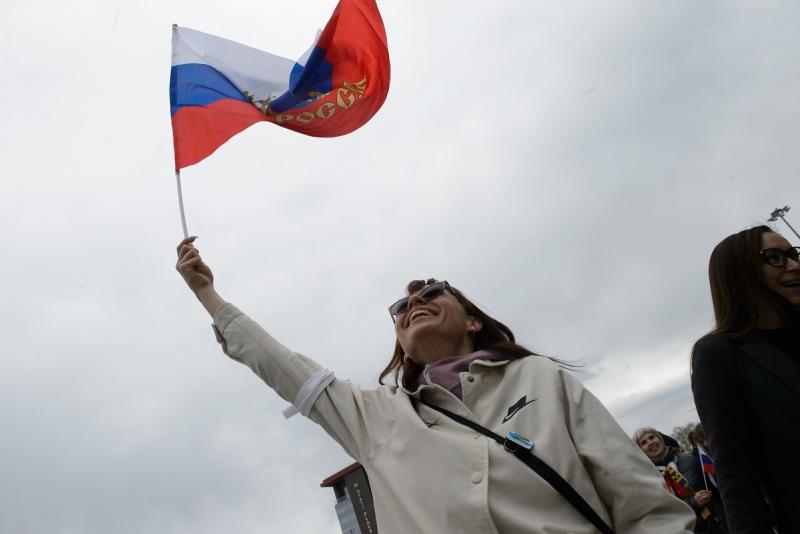 женщина с флагом России