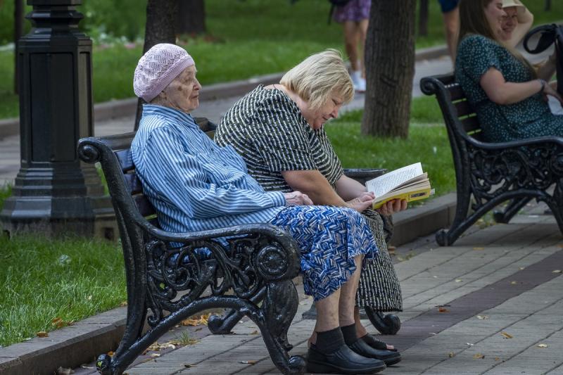 пожилая женщина в парке