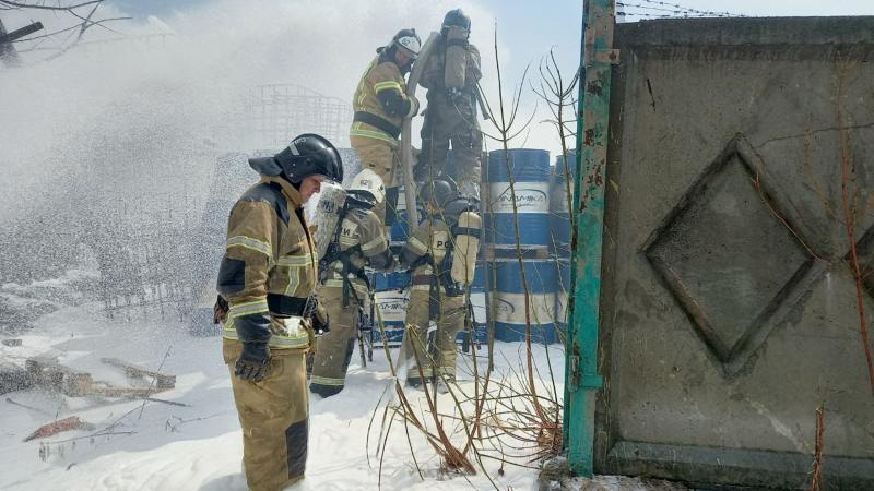 Спасателям пришлось применить пожарный поезд, подающий тонны пены и воды