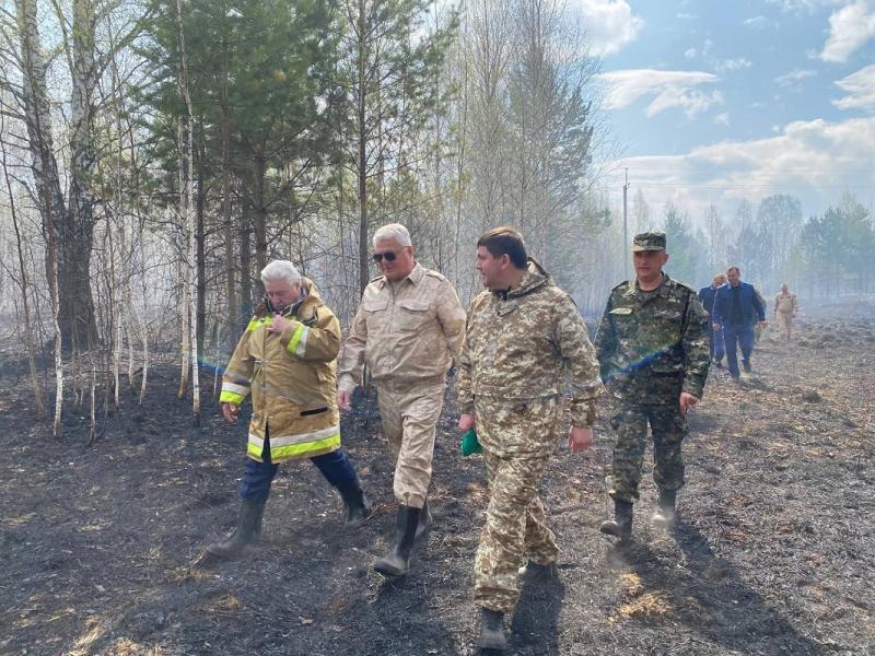 Алексей Шмыков осматривает очаг пожара
