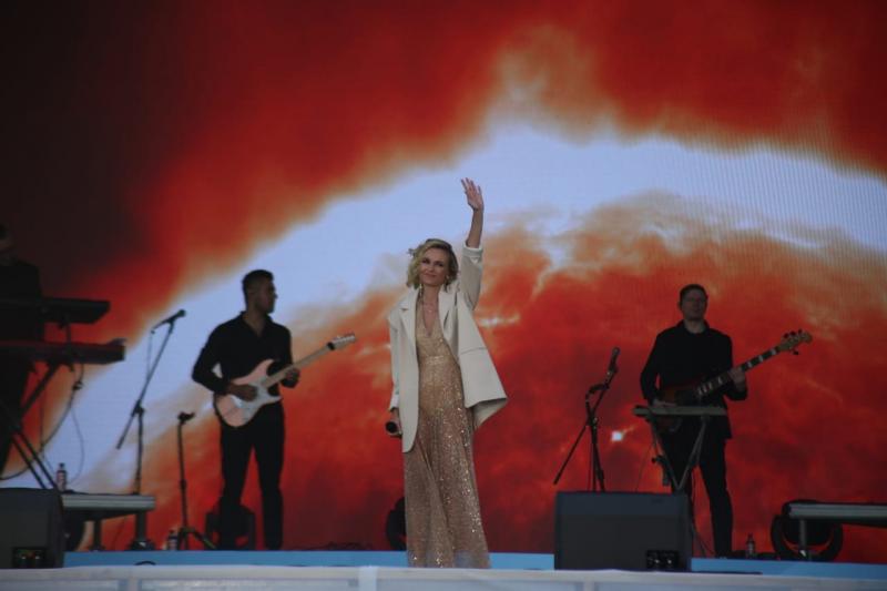 Полина Гагарина на сцене в Историческом сквере Екатеринбурга