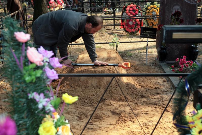 Местные жители даже обнаруживают исчезновение искусственных цветов с могил