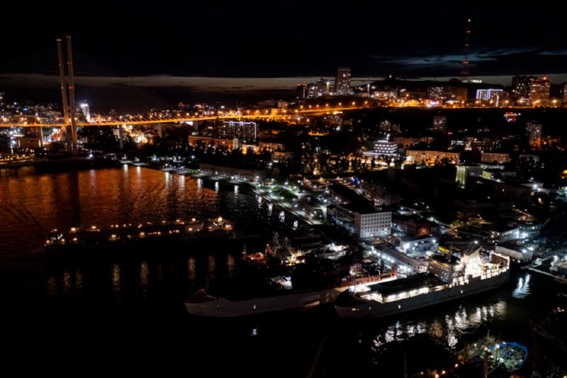 Лучи Победы озарили ночное небо Владивостока