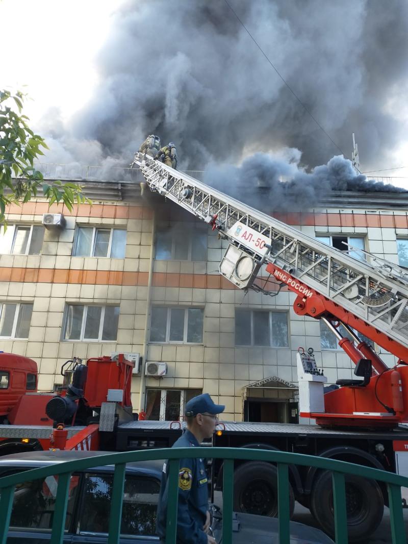 В Тюмени горит здание