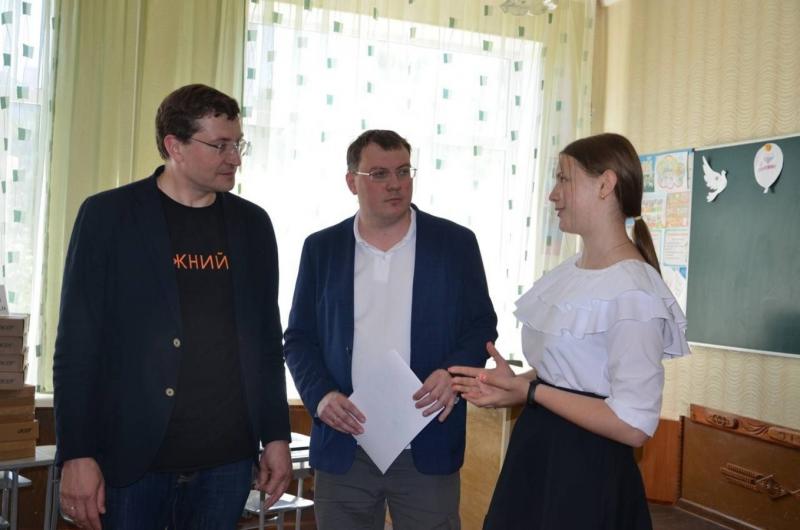 Глеб Никитин обсуждает инициативу со школьниками из ДНР