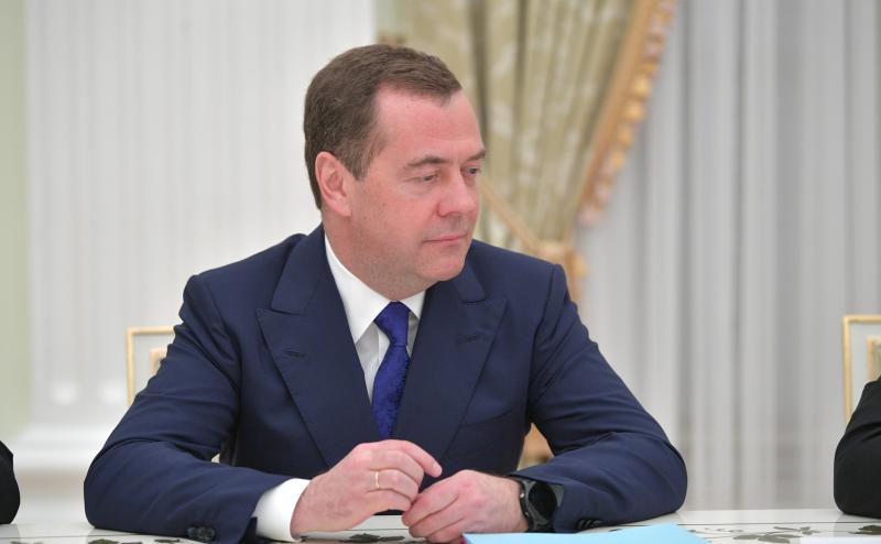 Медведев призвал внедрять отечественные разработки