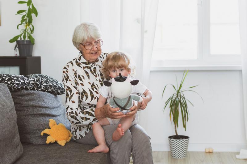 Бабушек не стоит ограничивать в общении с внуками