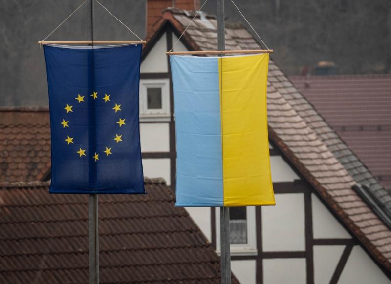 флаги Евросоюза и Украины