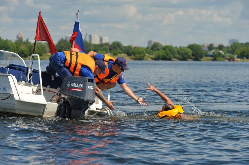 Спасатели рекомендуют выбирать для плавания специально оборудованные места