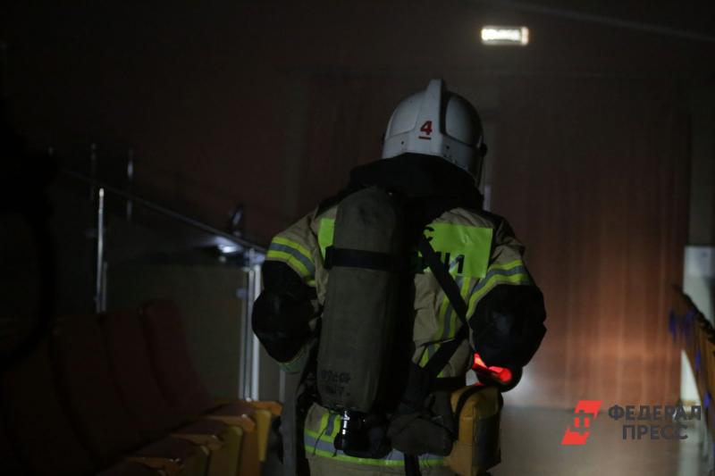 Пожарные тушат огонь на седьмом этаже