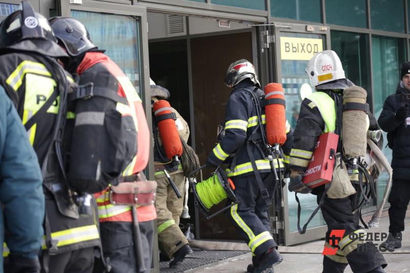 В тушении пожара на рынке города Волжский принимают участие свыше 40 огнеборцев и 25 единиц спецтехники