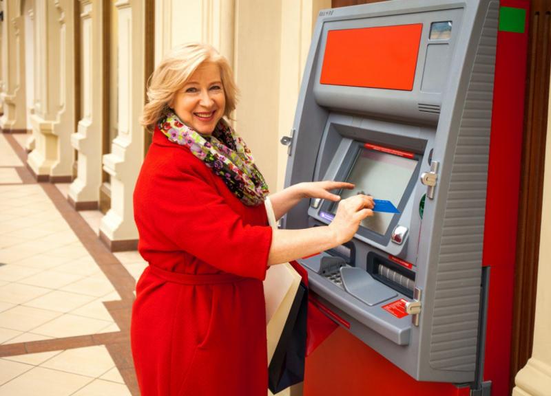 Женщина у банкомата