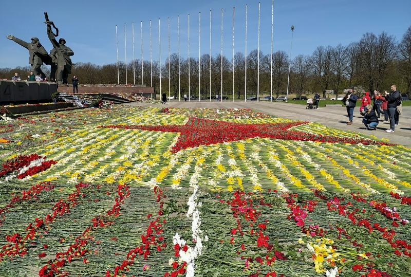 Цветы у памятника освободителям Риги в Латвии