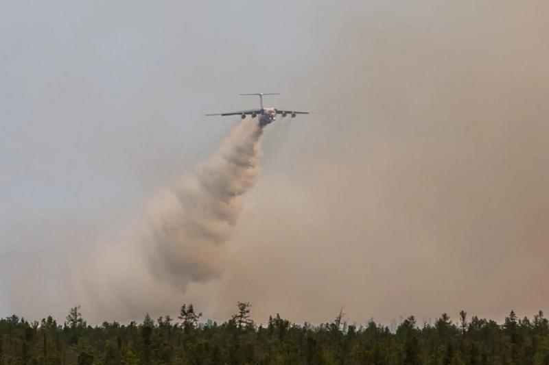 самолет тушит лесной пожар