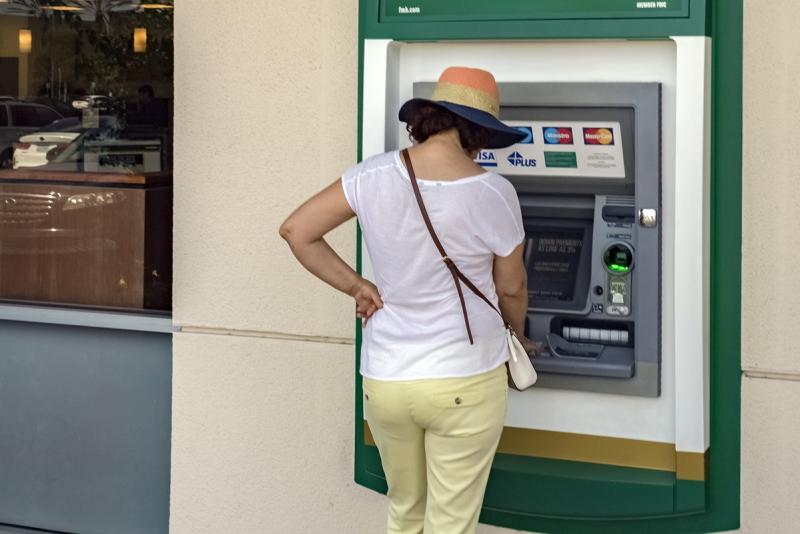 женщина у банкомата