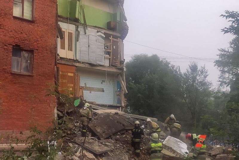 Омск обрушение дома 12 августа. В Омске обрушился дом. Пятиэтажка в Нефтяниках обрушилась стена. Обрушился дом сегодня в Омске. Обрушение дома в Омске сегодня.