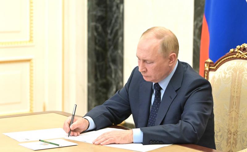 Указ об установлении звания подписал Владимир Путин