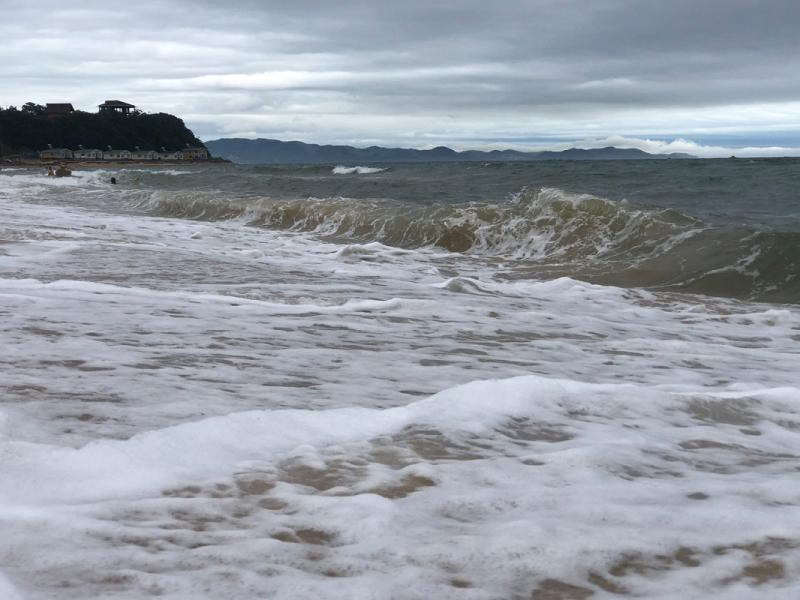На пляже наблюдаются сильные волны