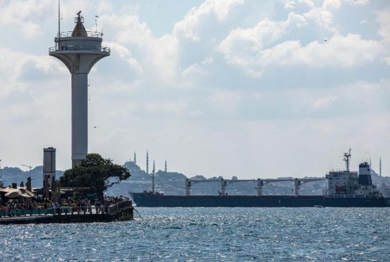Судно в порту Стамбула