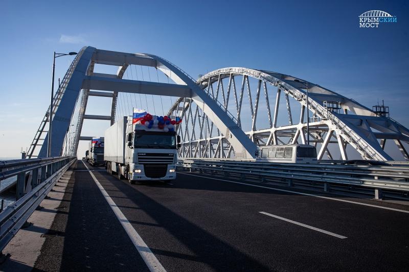Движение фур по Крымскому мосту