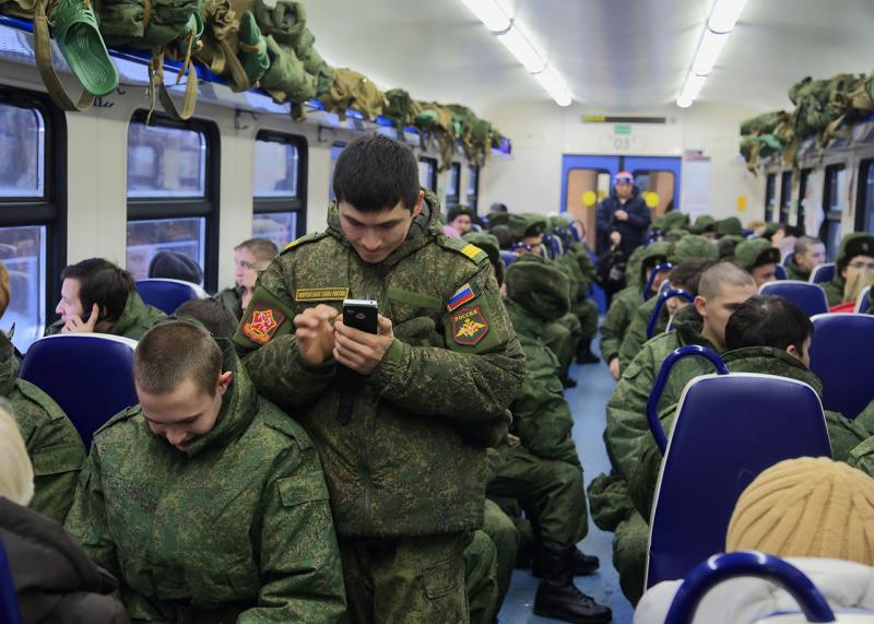 Мобилизованным россиянам разрешили брать с собой кнопочные телефоны