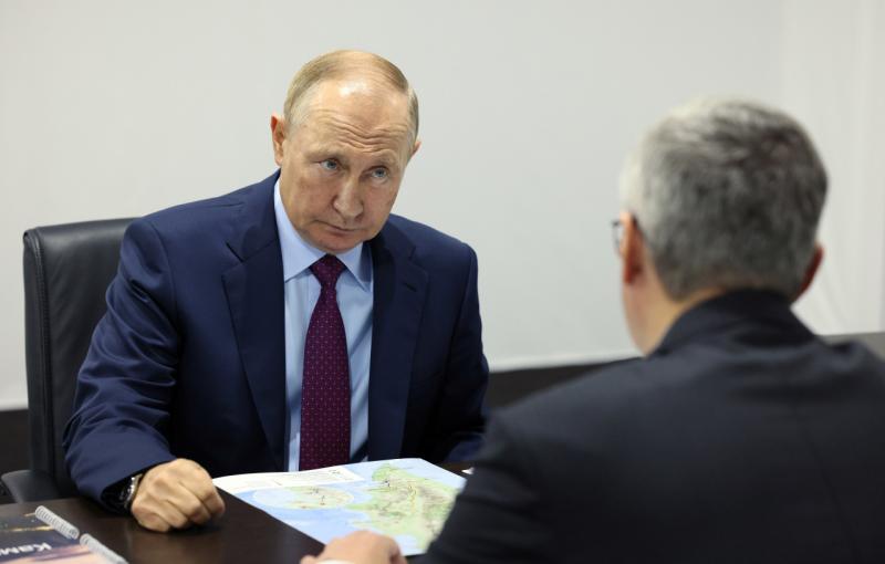 Президент России Владимир Путин проводит встречу с губернаторами