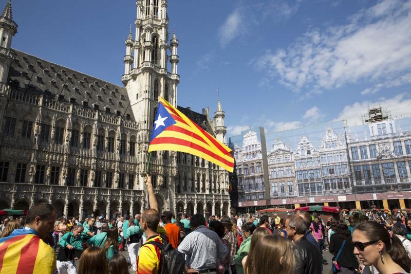 люди с флагами Каталонии