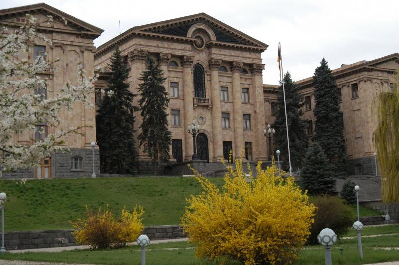 здание парламента в Ереване