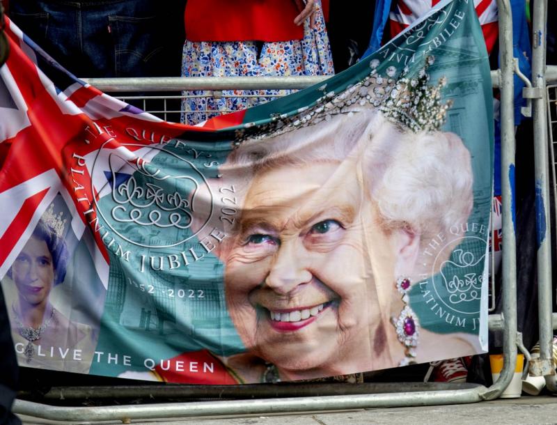 плакат с изображением королевы Елизаветы