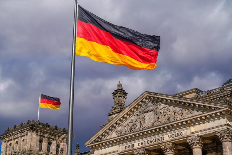 флаг Германии над бундестагом