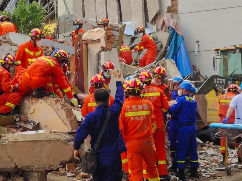 спасатели на месте землетрясения в Китае
