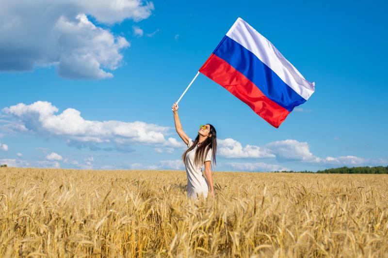 девушка с флагом России