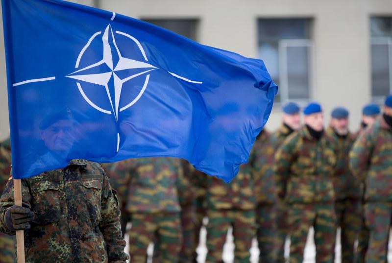 военнослужащие с флагом НАТО