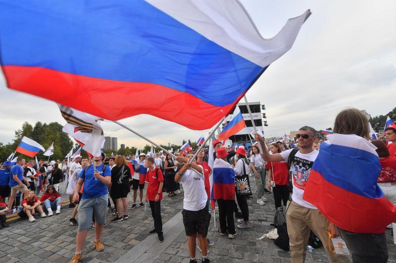 люди с флагами России