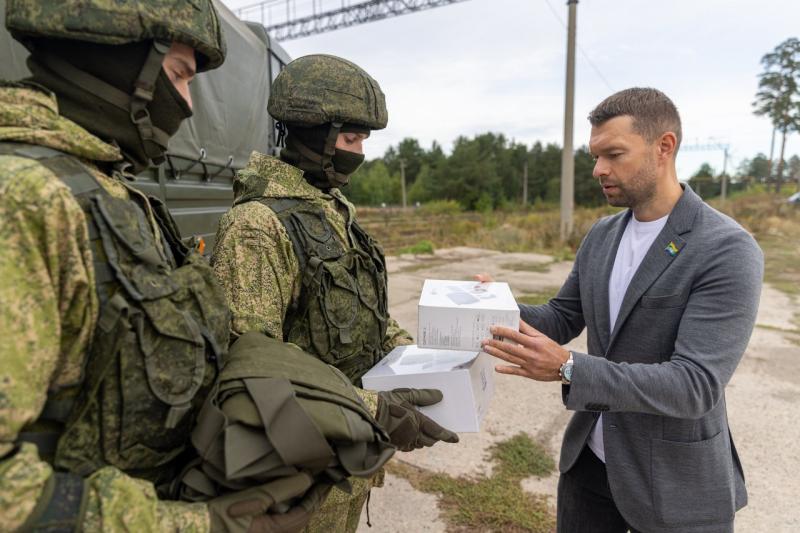 Алексей Вихарев передал гуманитарную помощь военным